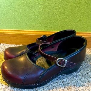 Dansko Mary Jane size 40 in plum